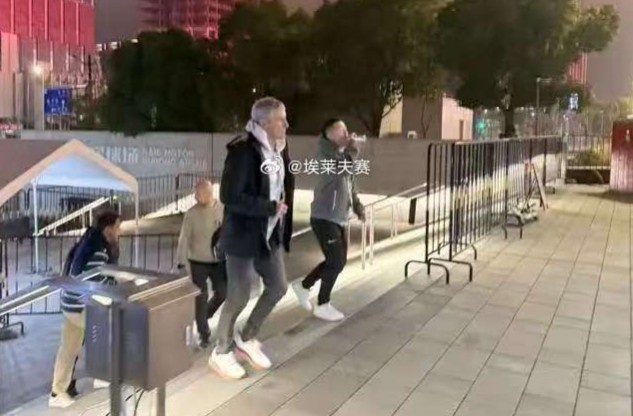 考察！博主：國安主帥塞蒂恩現(xiàn)場觀看海港與亞泰的比賽