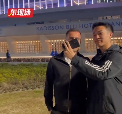 塞爾吉尼奧現(xiàn)身上海八萬人體育場，并與球迷親切打招呼合影