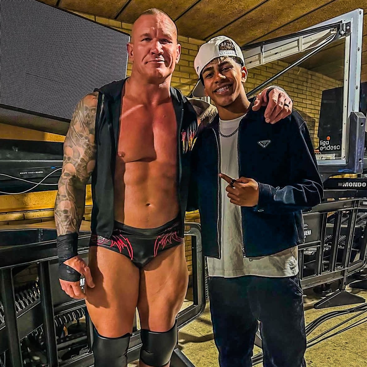 小心RKO！亞馬爾現(xiàn)場觀戰(zhàn)WWE，和奧爾頓、Triple H等合影