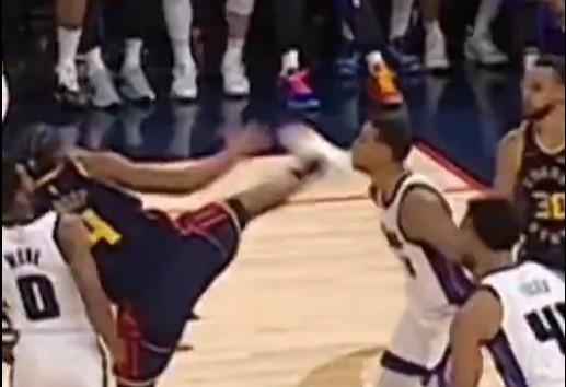 抬腳過高踢到了對(duì)手下巴！NBA官方：穆迪這一動(dòng)作被判1級(jí)惡犯