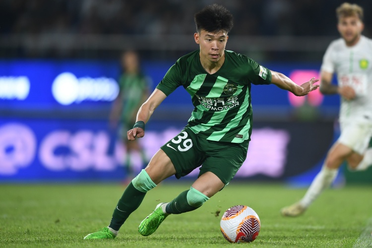 打幾分？浙江小將王鈺棟半場數(shù)據(jù)：觸球19次，2次射門0射正