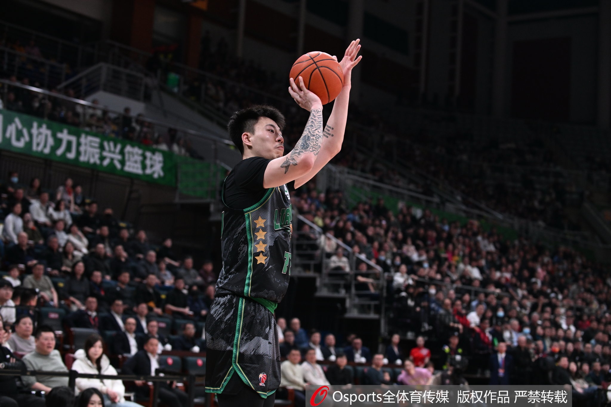 雙星閃耀！張鎮(zhèn)麟&韓德君半場(chǎng)合計(jì)12中8 合砍21分9籃板2助攻2搶斷